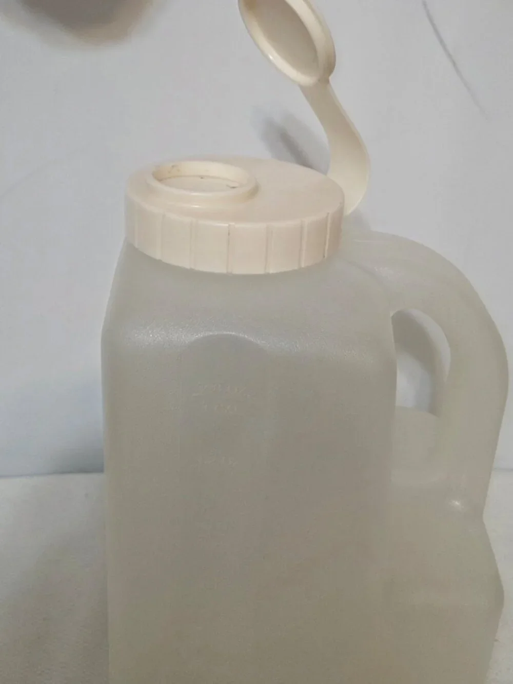 Vintage Rubbermaid 1 Gallon Drink/Beverage Pitcher/Bottle With Handle Almond Cap